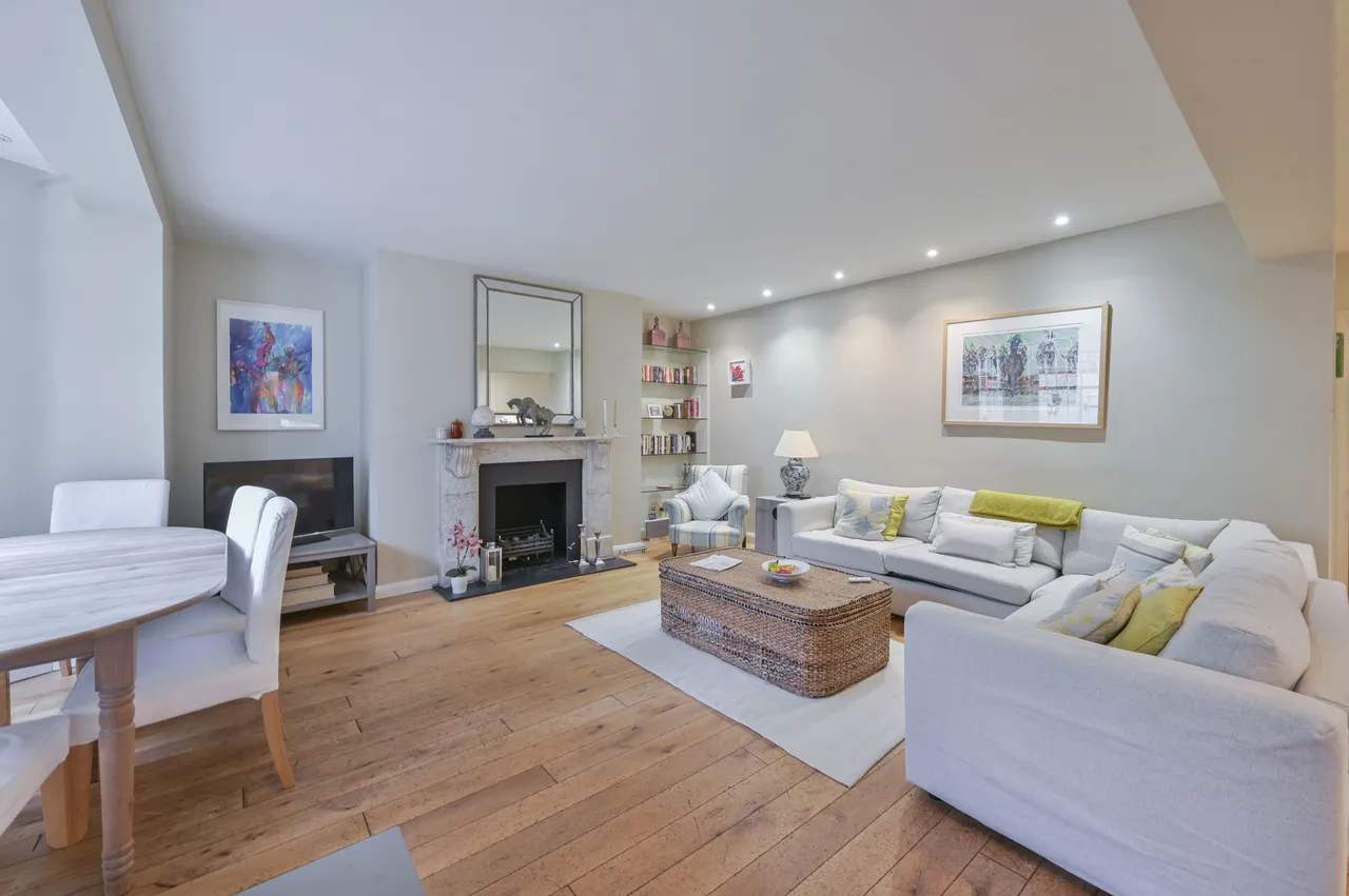 Basement Flat, 14 Earls Court Square, London, photo 2