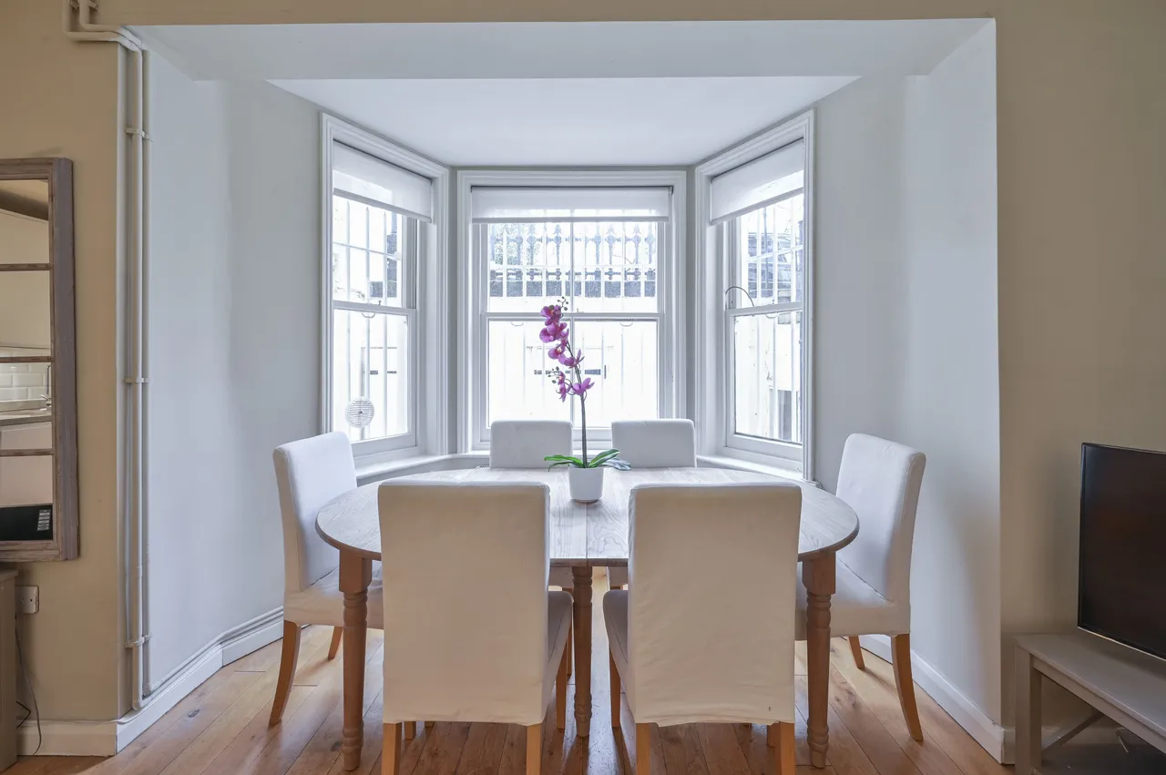Basement Flat, 14 Earls Court Square, London, photo 4