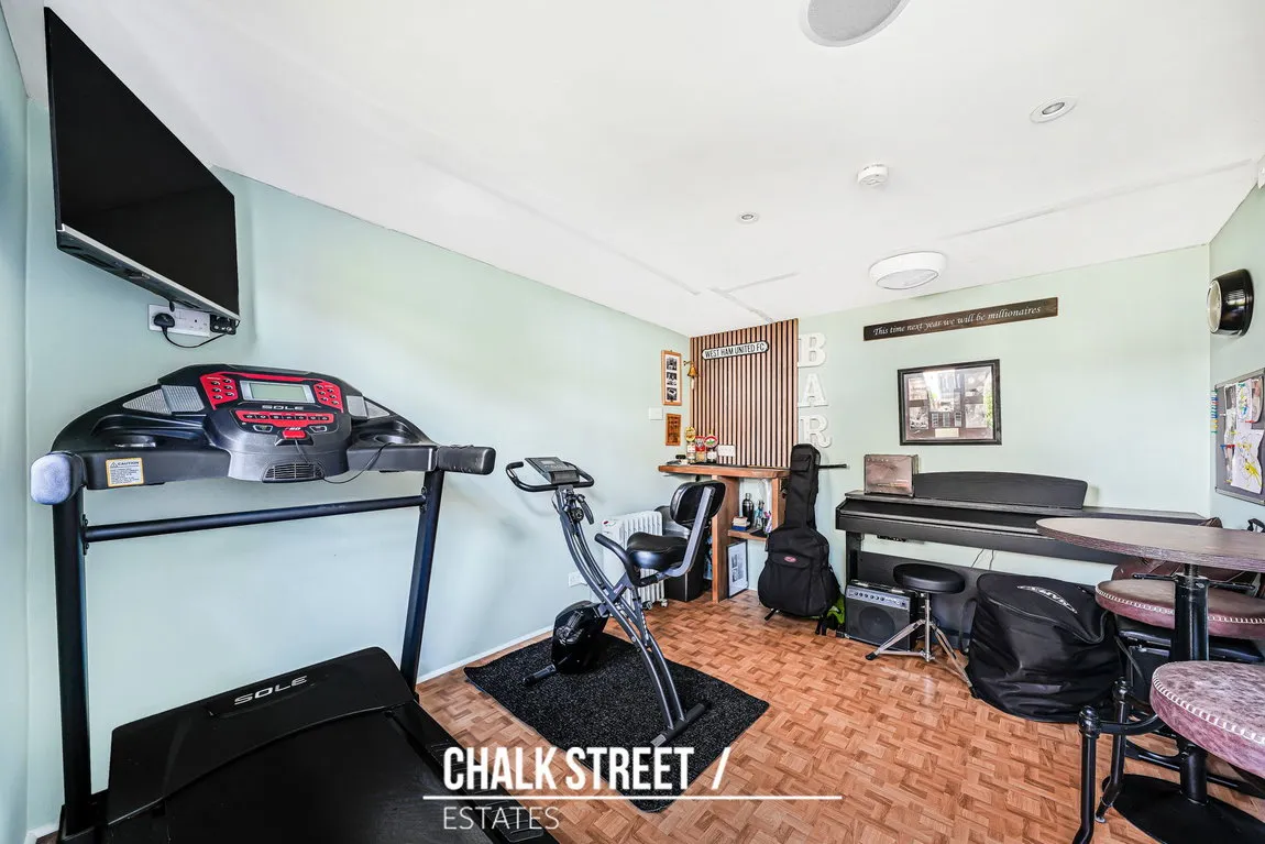 Whitethorn Gardens, Hornchurch, RM11 2AL, photo 28