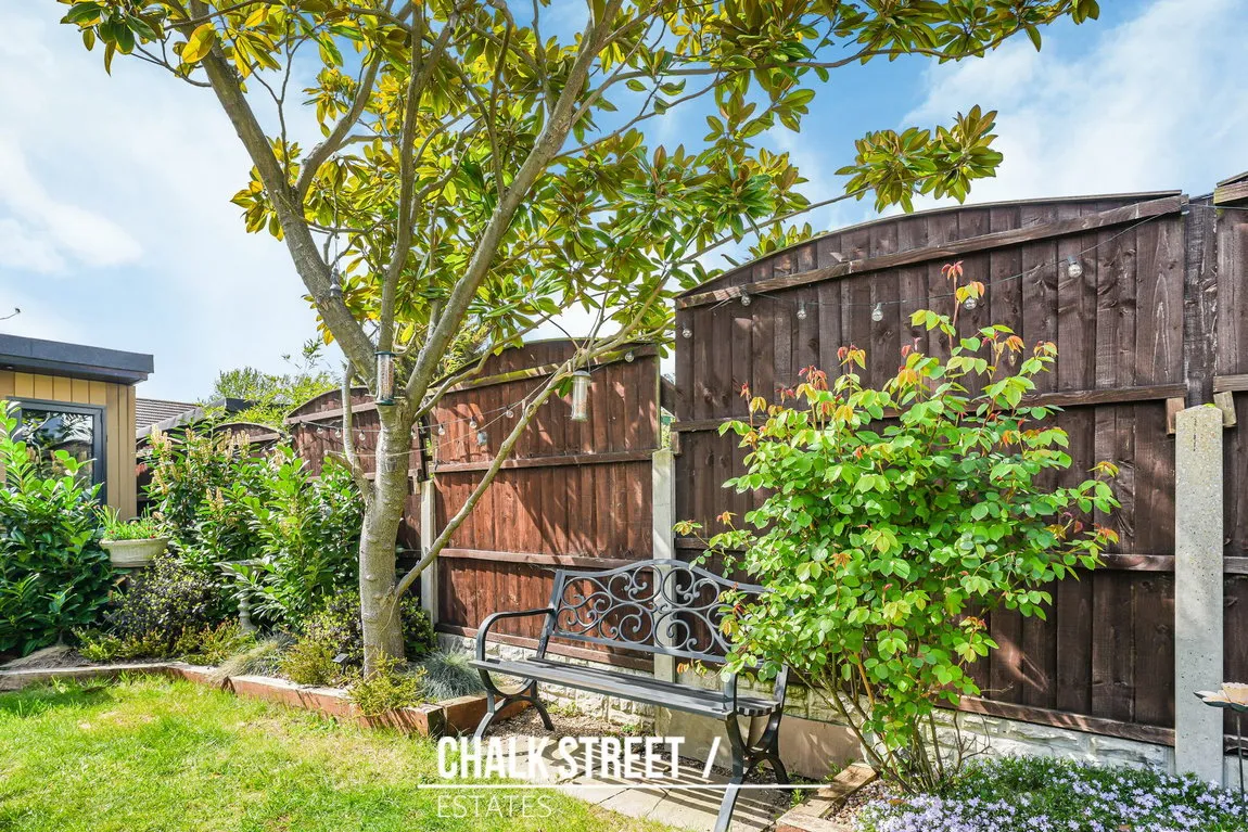 Whitethorn Gardens, Hornchurch, RM11 2AL, photo 29