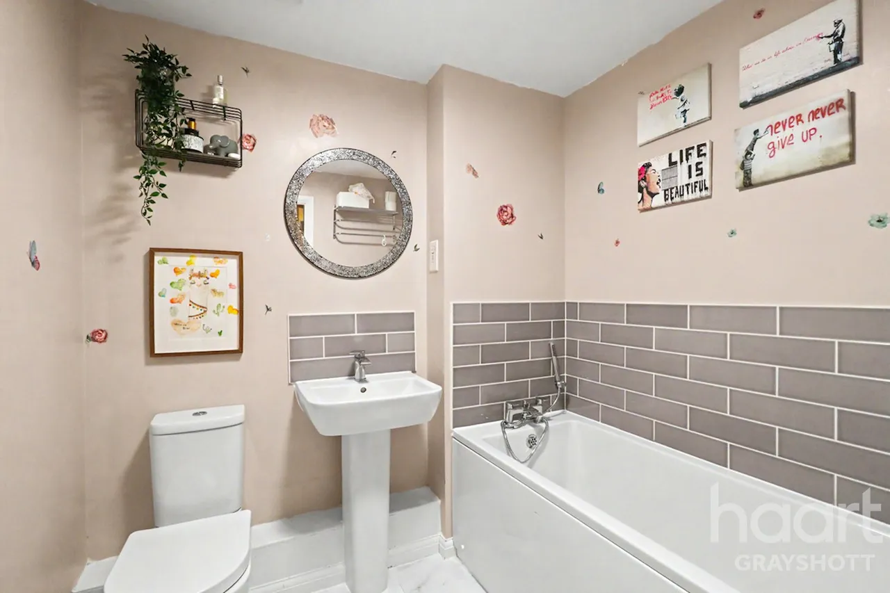 Louisburg Avenue, Bordon, GU35, photo 7