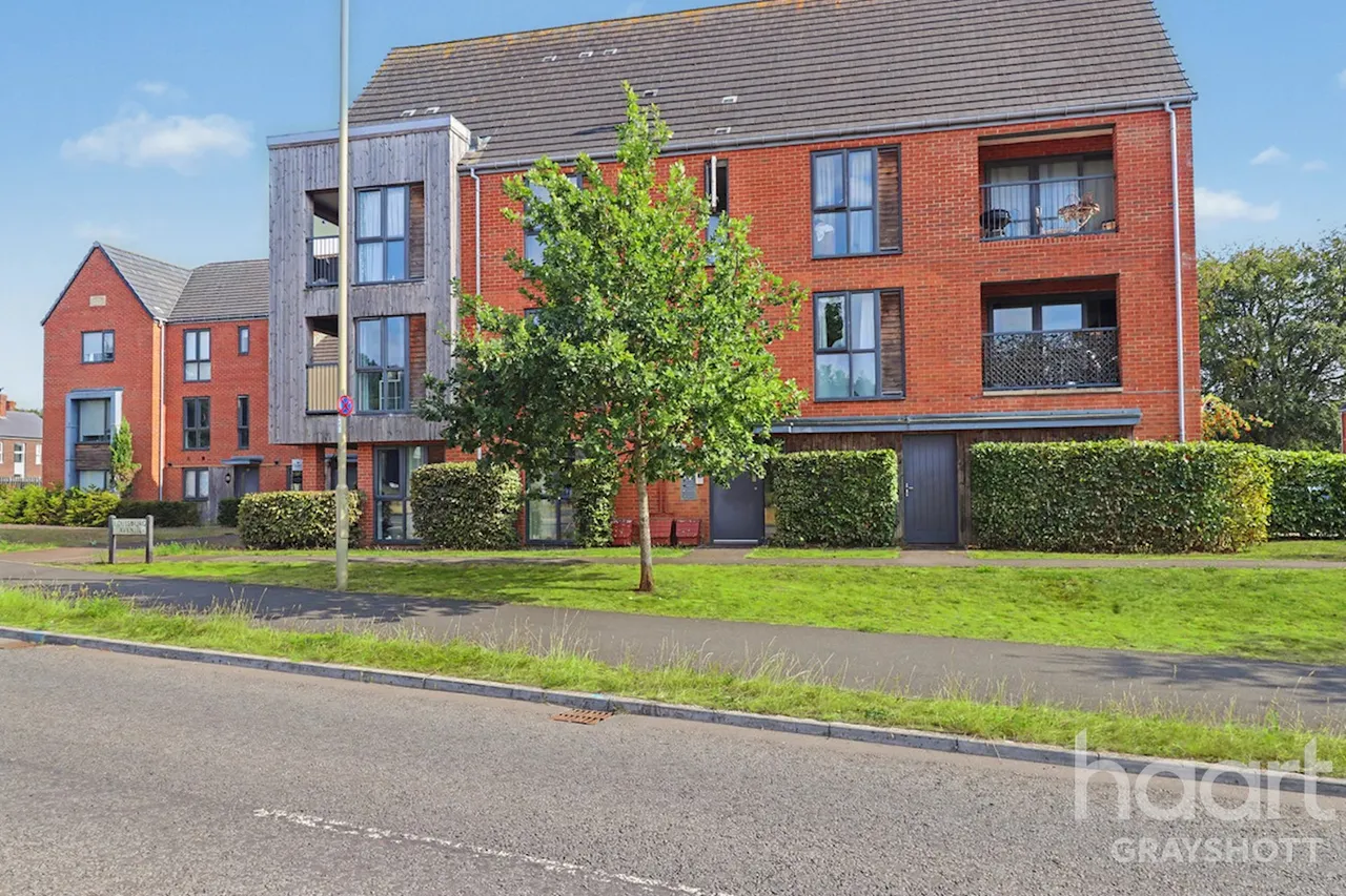2 bed flat for sale, Louisburg Avenue, Bordon, GU35