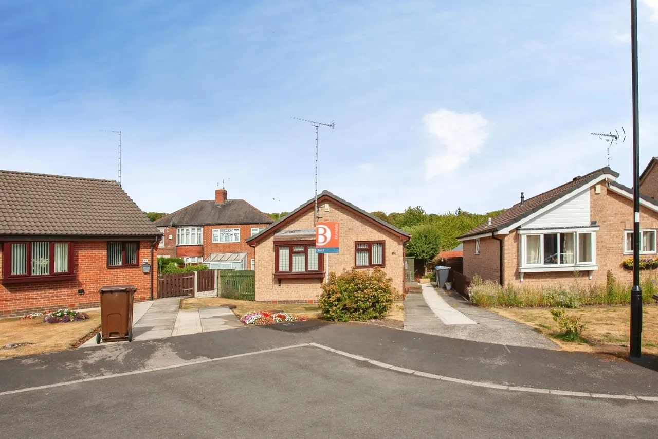2 bed house for sale — Berry Holme Drive, Chapeltown, Sheffield, S35