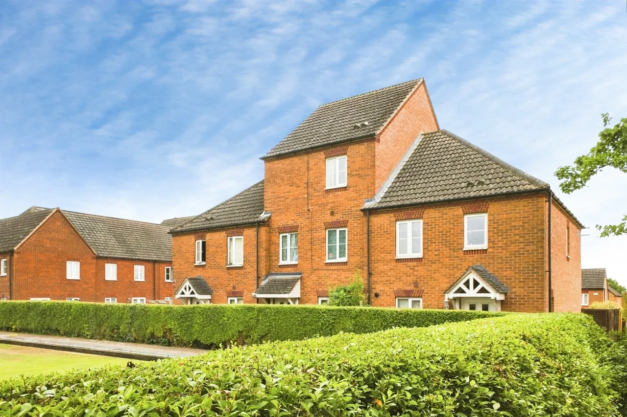 4 bed house for sale — South Meadow Road, Northampton