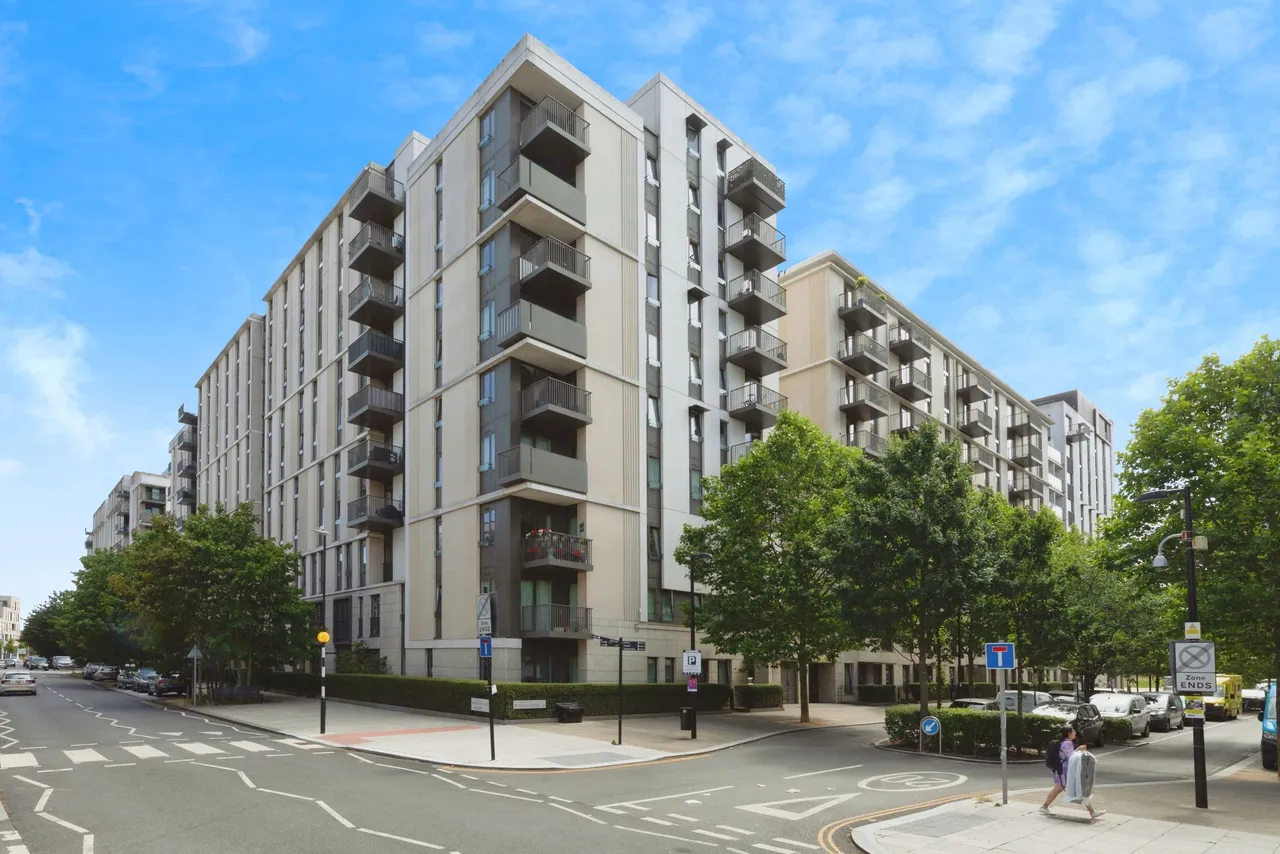 Logan Close, London, E20, photo 12