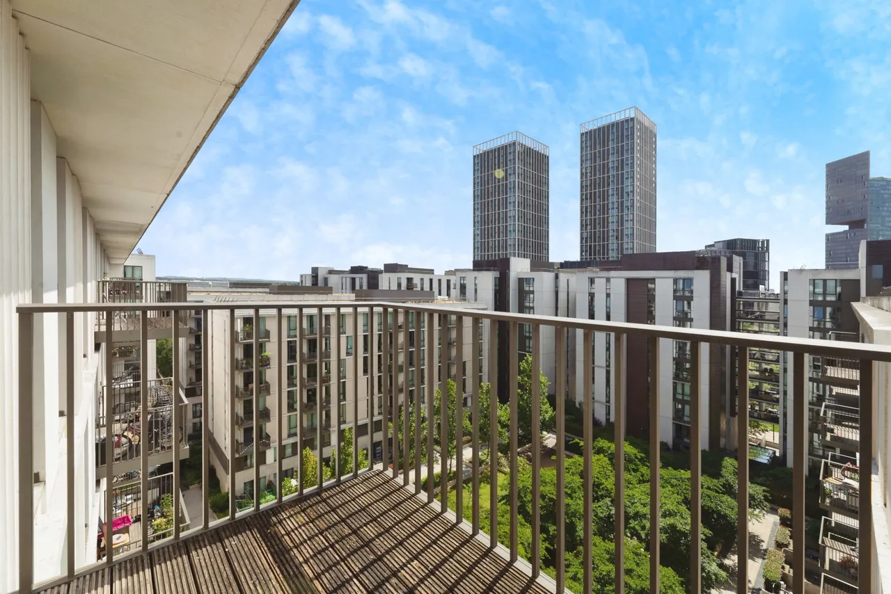 Logan Close, London, E20, photo 7