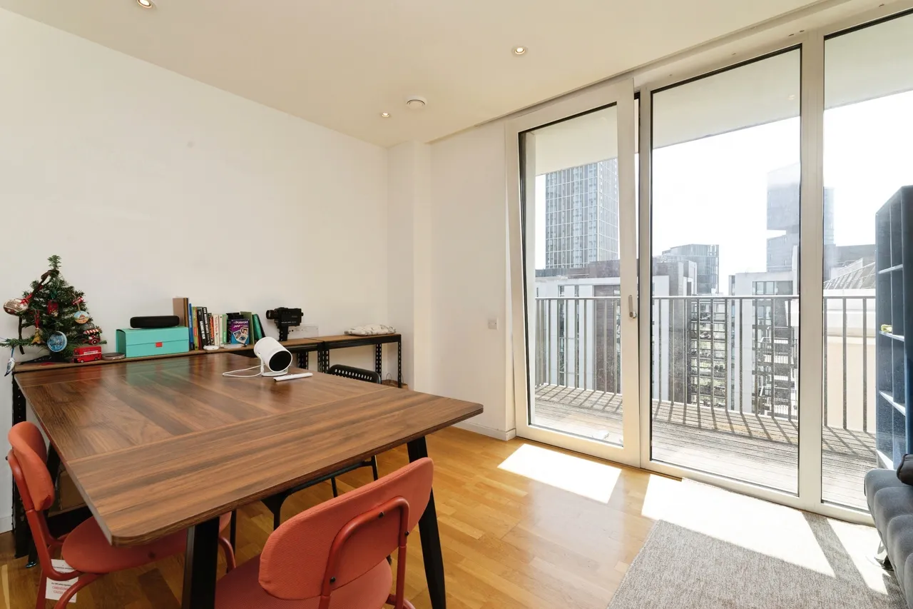 Logan Close, London, E20, photo 5