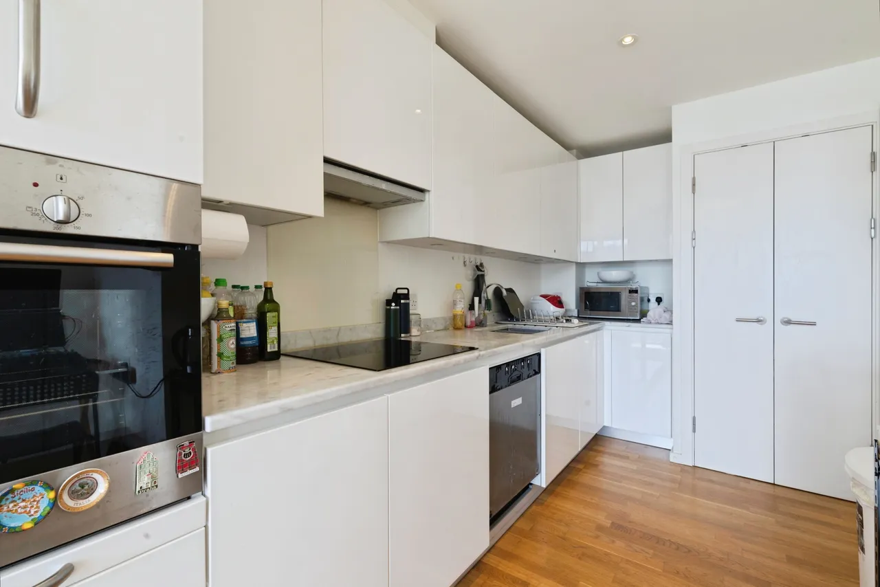 Logan Close, London, E20, photo 11