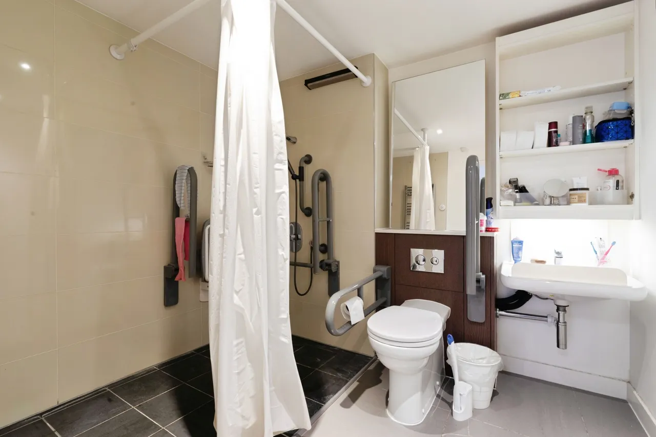 Logan Close, London, E20, photo 17