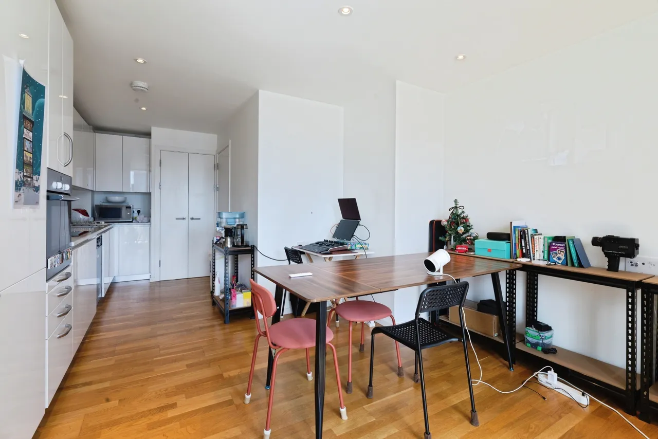 Logan Close, London, E20, photo 4