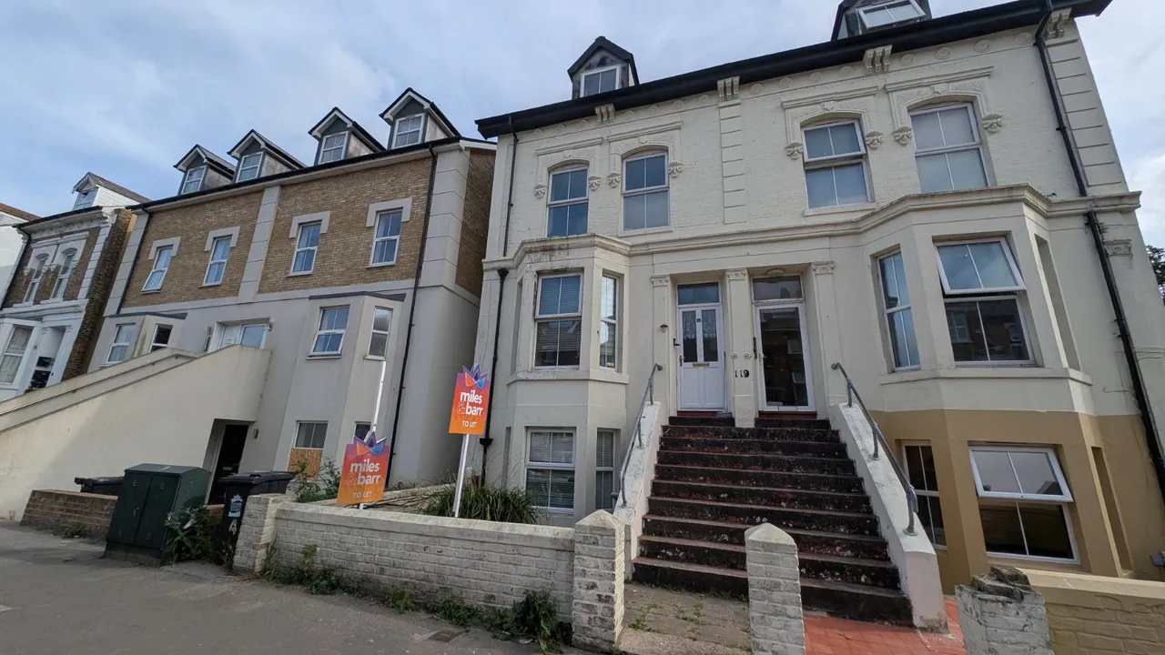 1 bed flat to rent, Folkestone Road, Dover, CT17