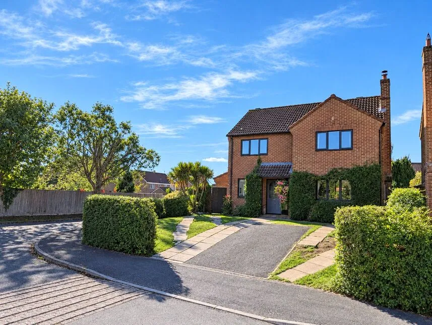 4 bed house for sale, Hengest Close, Charlton, SP10