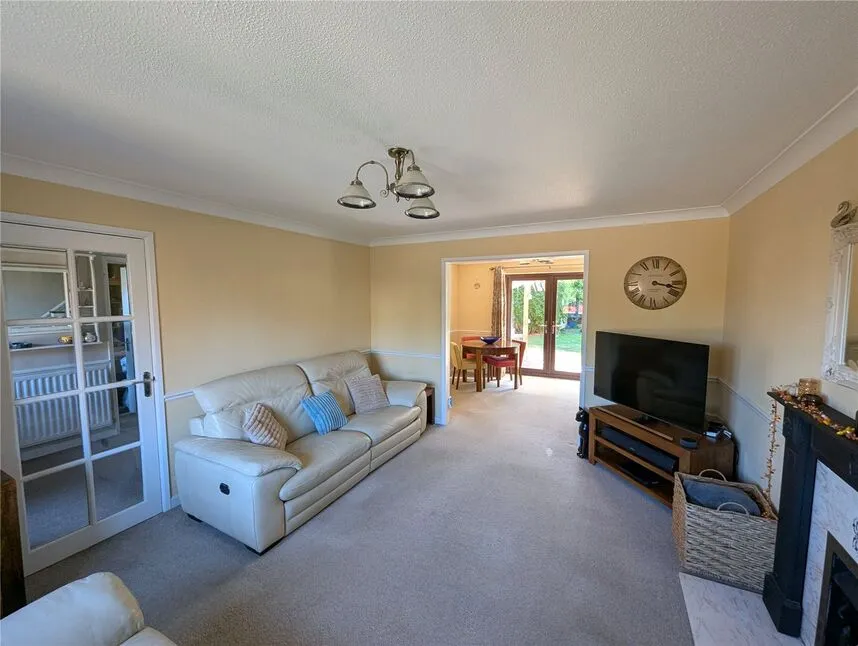 Hengest Close, Charlton, SP10, photo 3