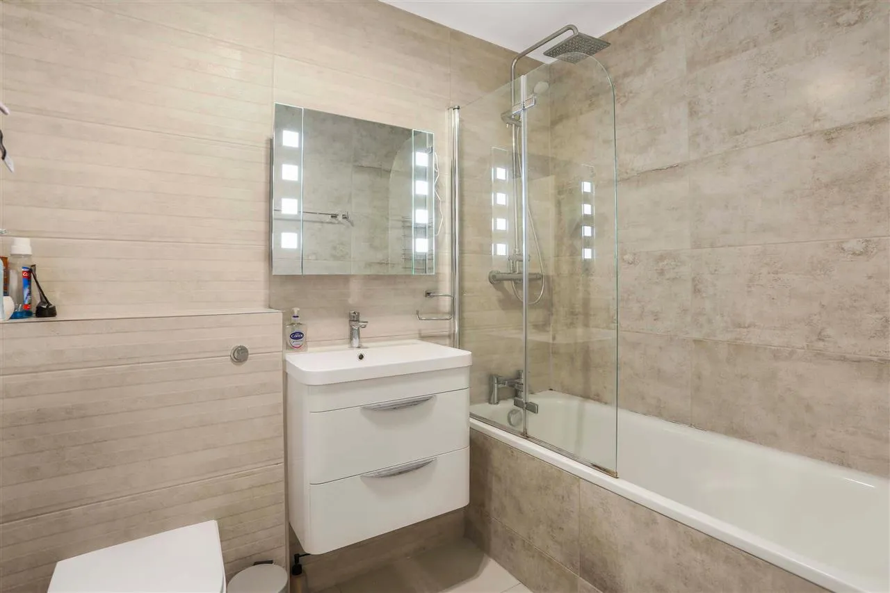 Warrender Road, London, photo 3