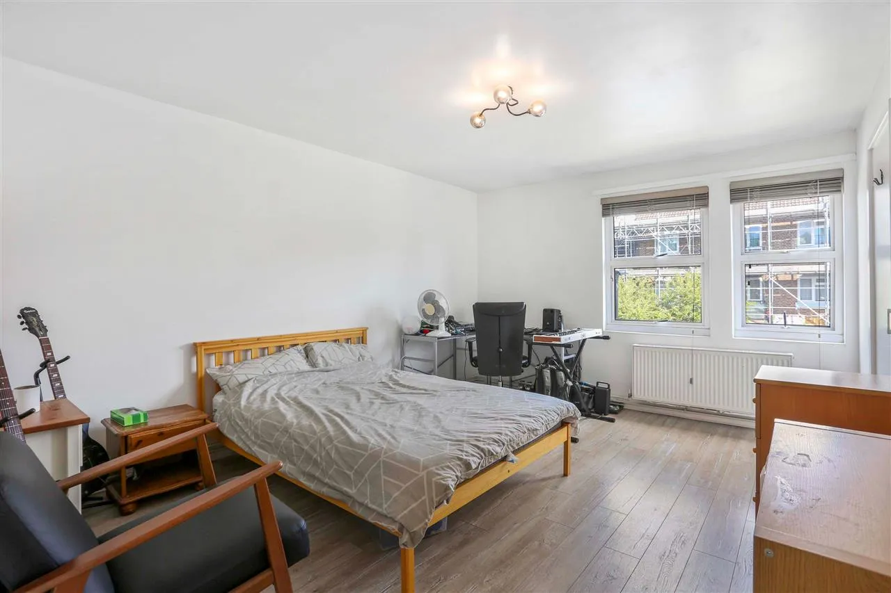 Warrender Road, London, photo 2
