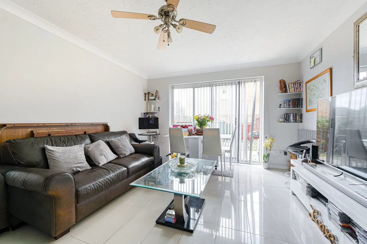 8 Britton Close, London, photo 2