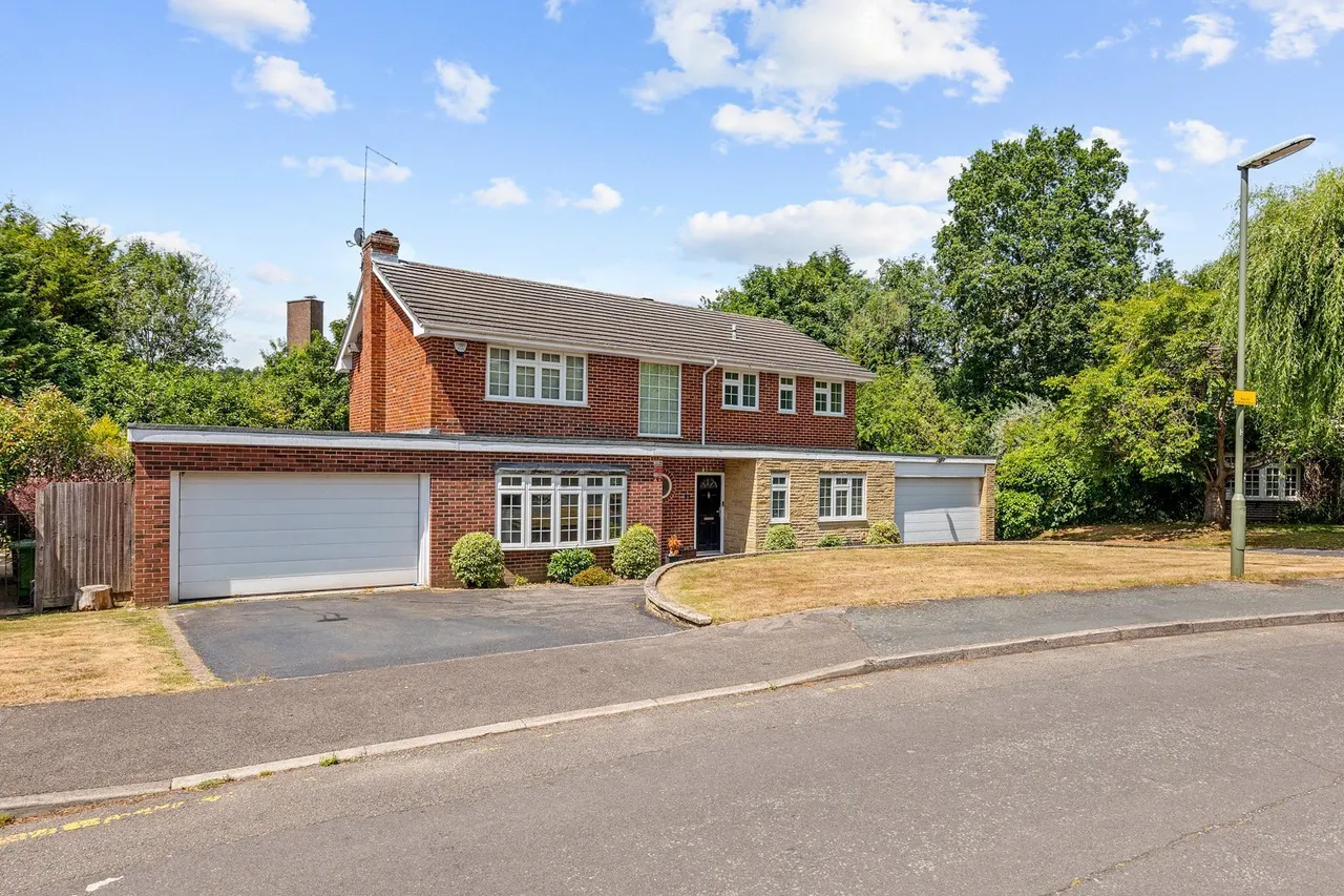 4 bed property for sale, New Lodge Drive, Oxted, RH8