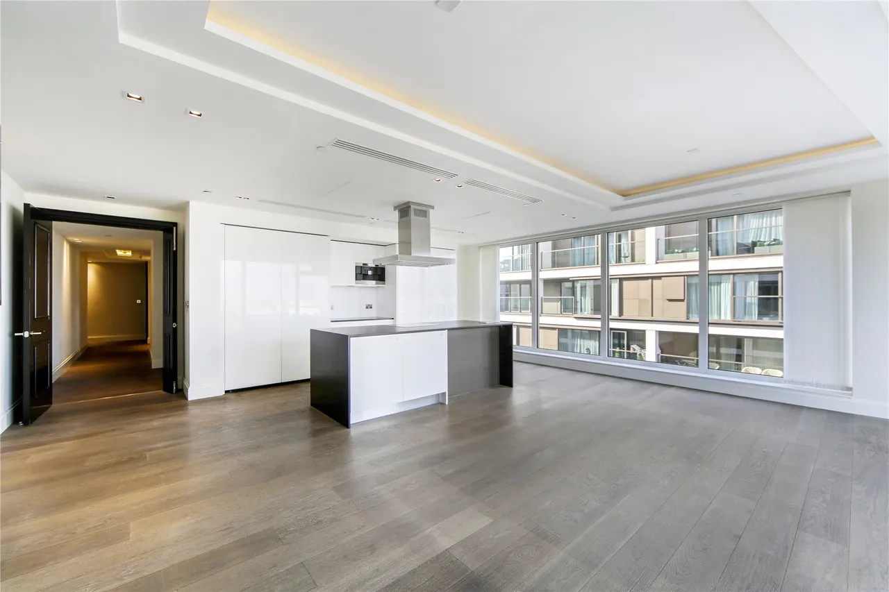 3 bed flat to rent, Kensington High Street, London, W14