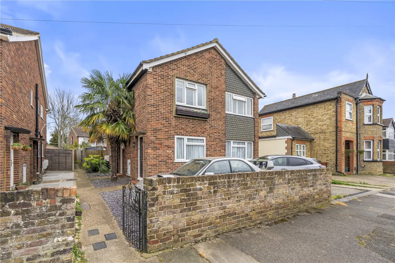 2 bed flat for sale — Fairholme Road, Ashford, TW15 2LH