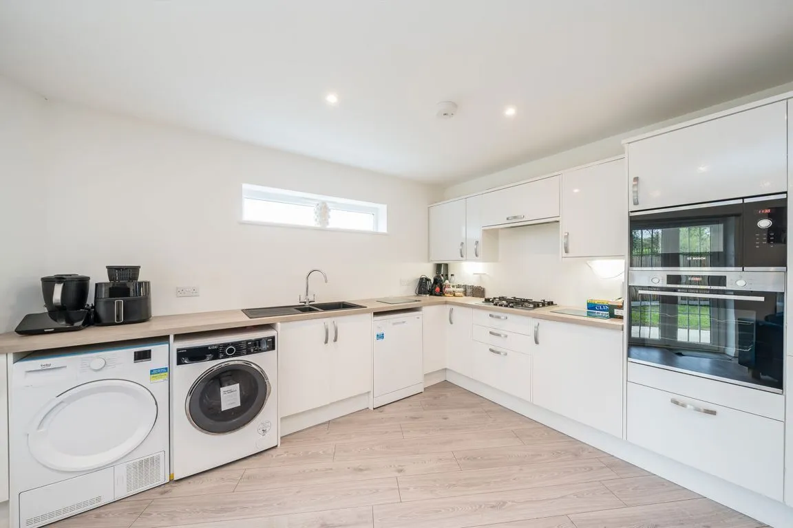 Pigeon Lane, TW12, photo 2