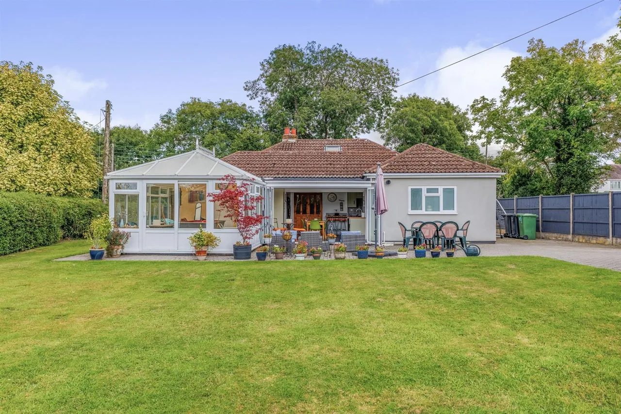 4 bed house for sale — Nuneaton Road, Bulkington, CV12