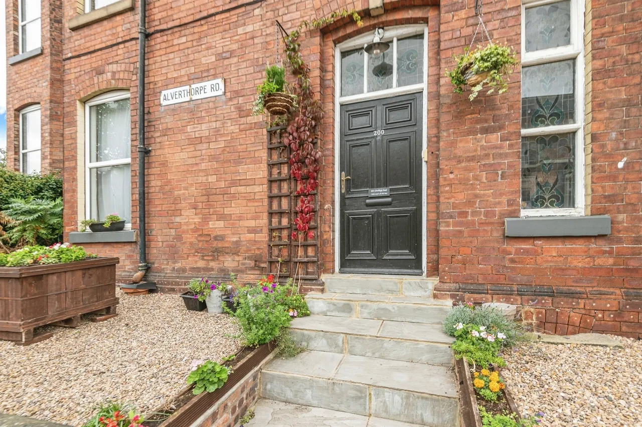 2 bed flat for sale — Alverthorpe Road, WAKEFIELD