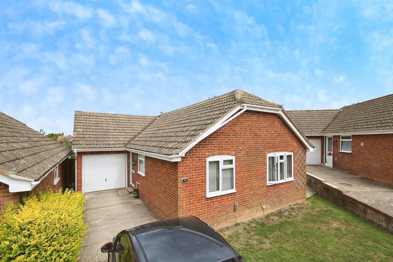 2 bed house for sale, Howlett Drive, Hailsham, BN27
