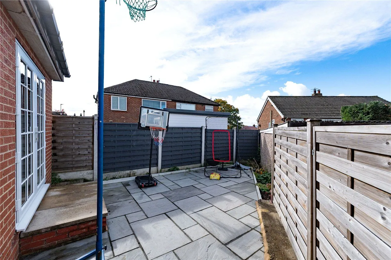 Banksfield Avenue, Yeadon, LS19, photo 15