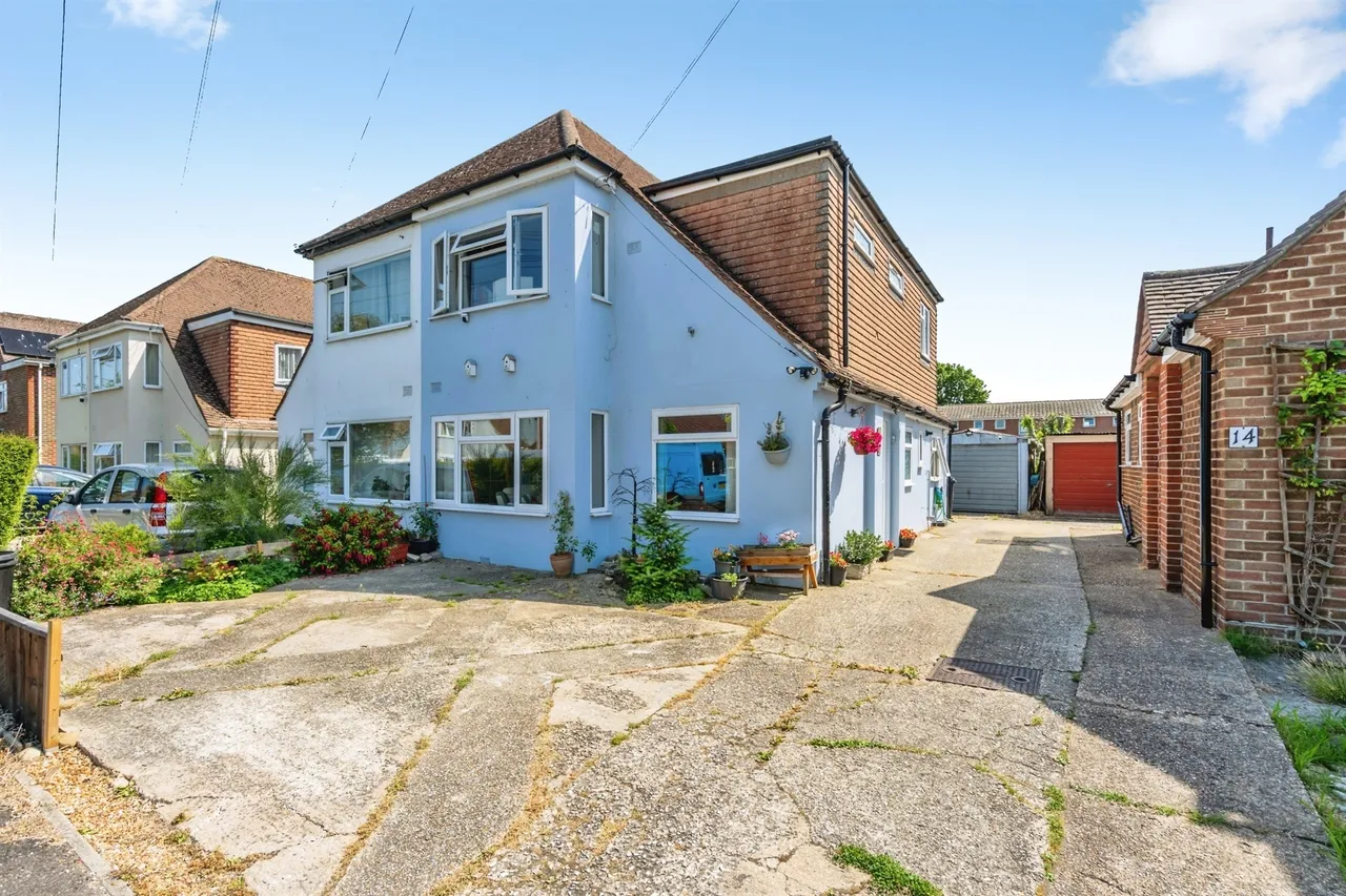 3 bed house for sale — Sandymount Avenue, Bognor Regis
