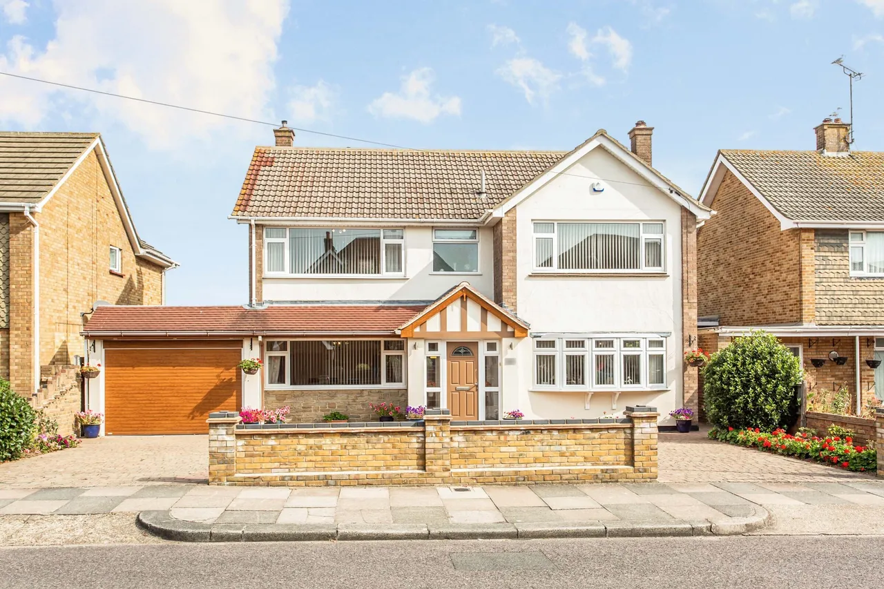 4 bed house for sale — Burges Road, Thorpe Bay, Essex, SS1