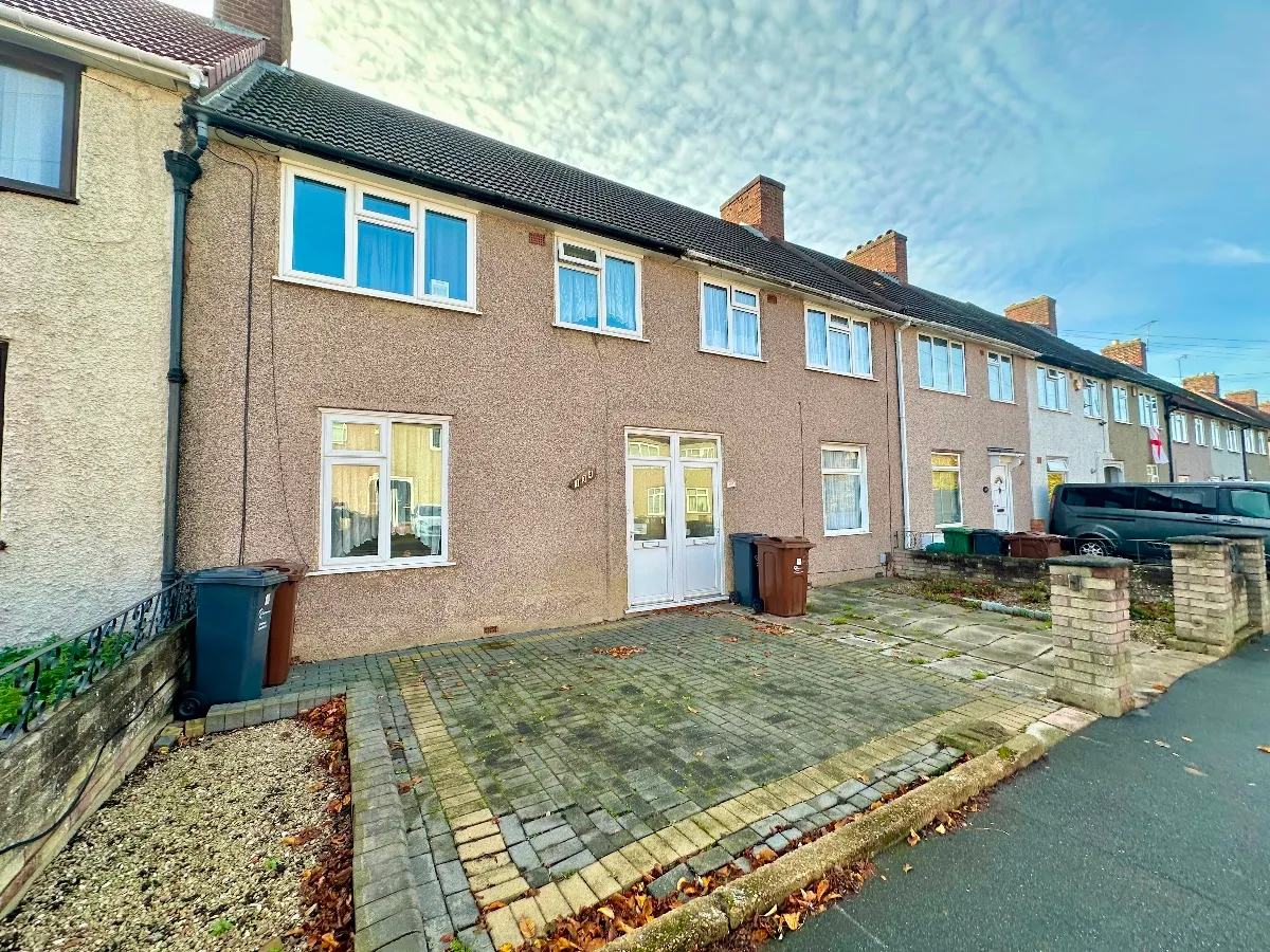 3 bed house for sale — Valence Wood Road, Dagenham