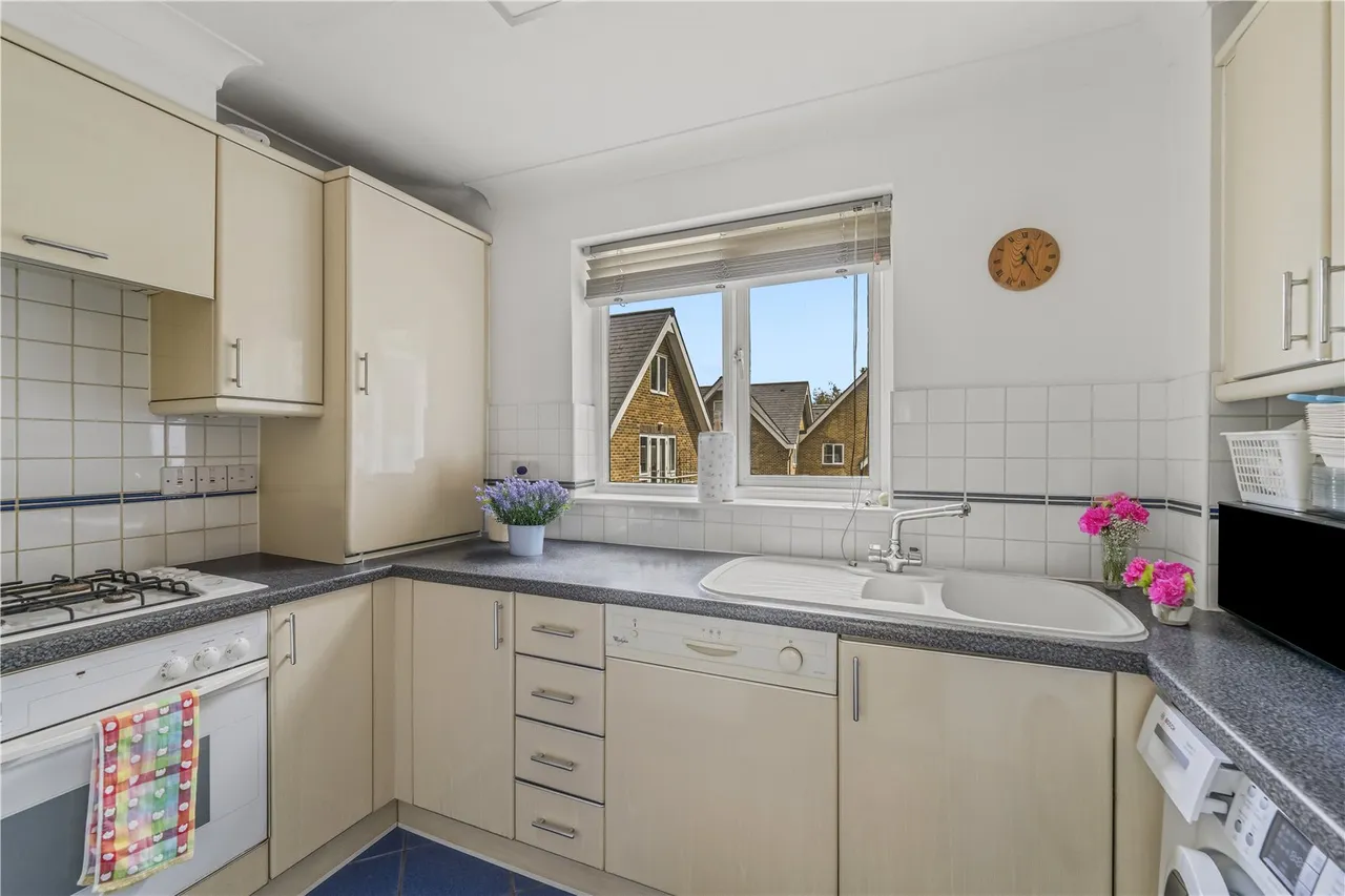 Thames Close, Hampton, TW12 2ET, photo 5
