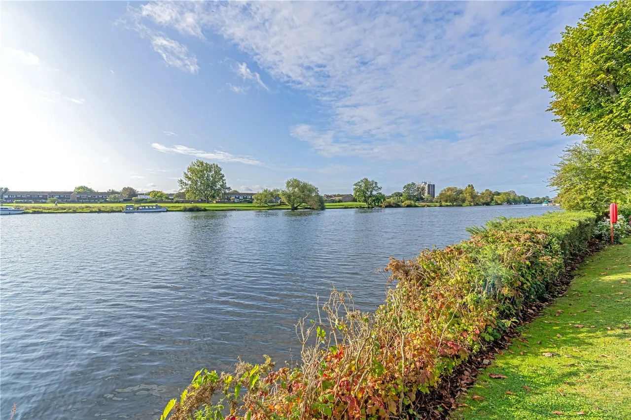 Thames Close, Hampton, TW12 2ET, photo 11