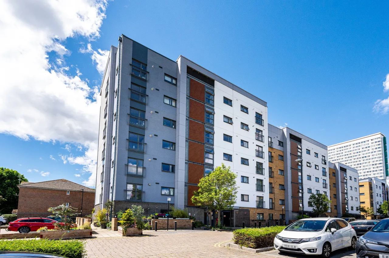 2 bed flat for sale — 94 Millard Road, London