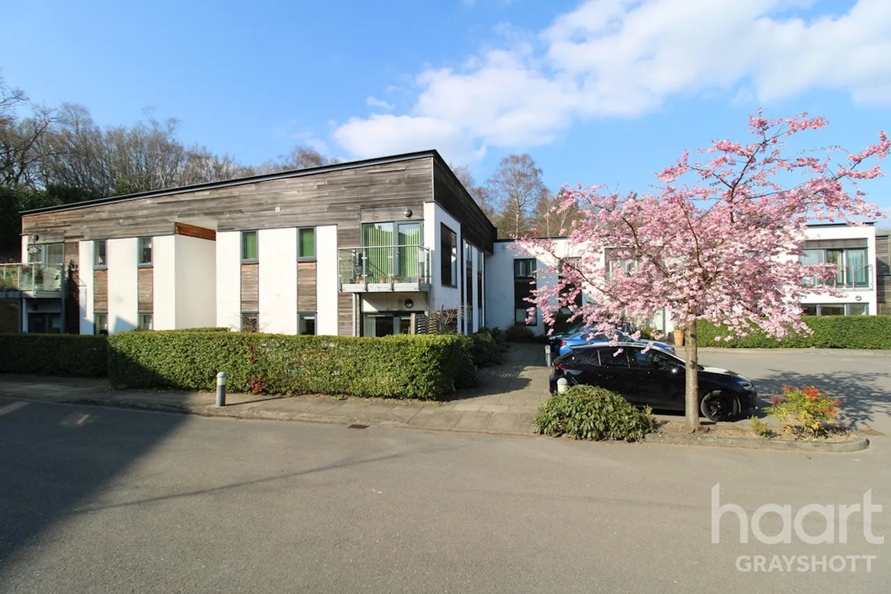 2 bed flat for sale, Wispers Lane, Haslemere, GU27