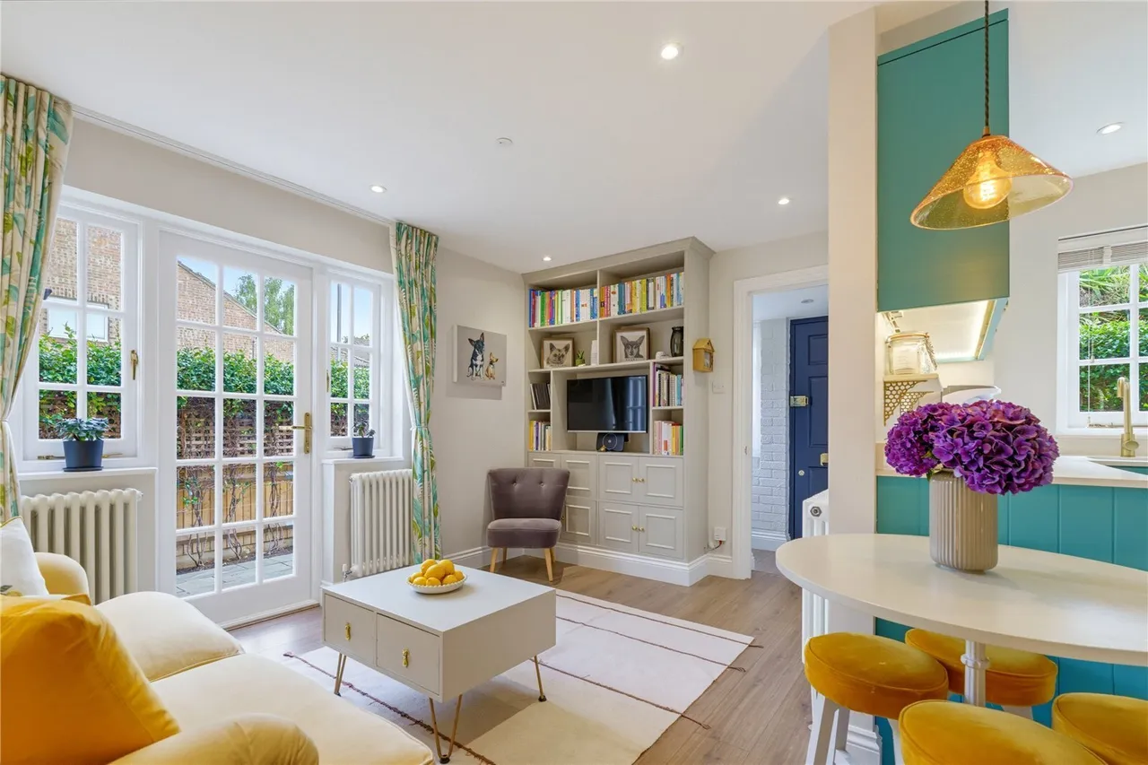2 bed house for sale, St. Hughes Close, London, SW17