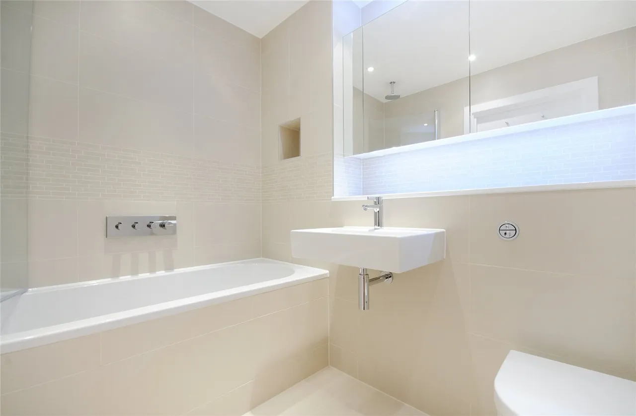 Pump House Crescent, Brentford, TW8, photo 3