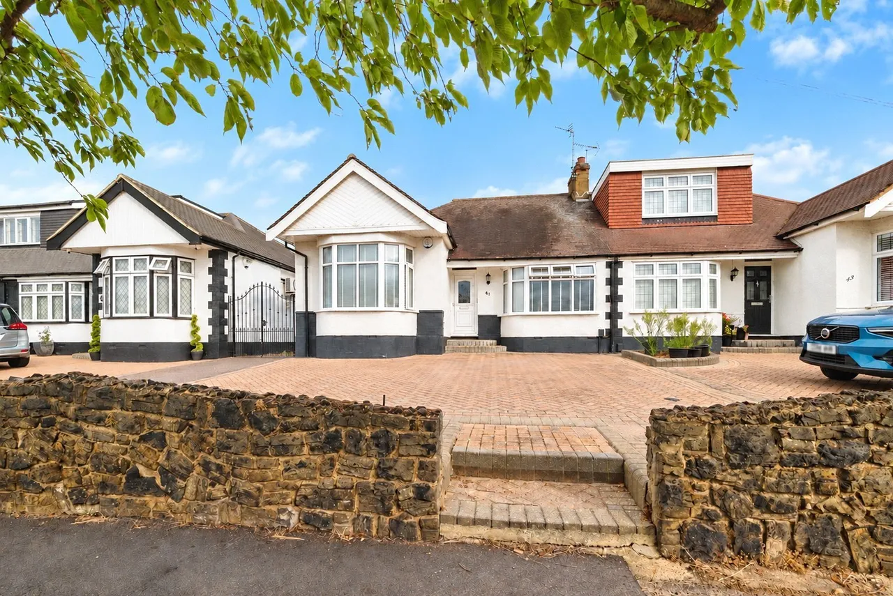 2 bed house for sale — Ravenscourt Drive, Hornchurch, Essex, RM12