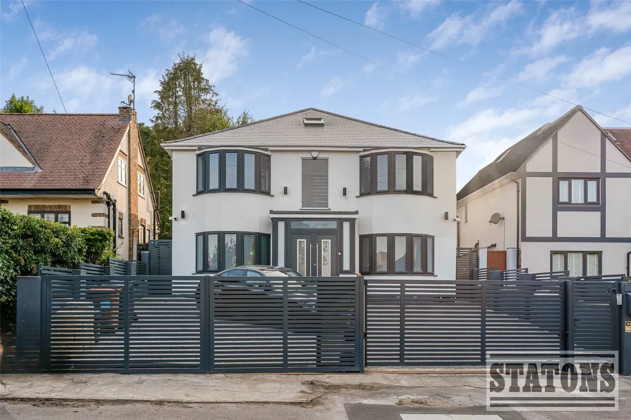 6 bed house for sale — Plough Hill, Cuffley, Potters Bar, Hertfordshire, EN6 4DN
