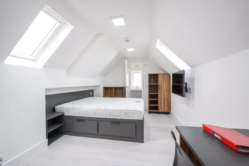 1 bed property to rent — 34a High Street, Walton-On-Thames KT12 1BZ