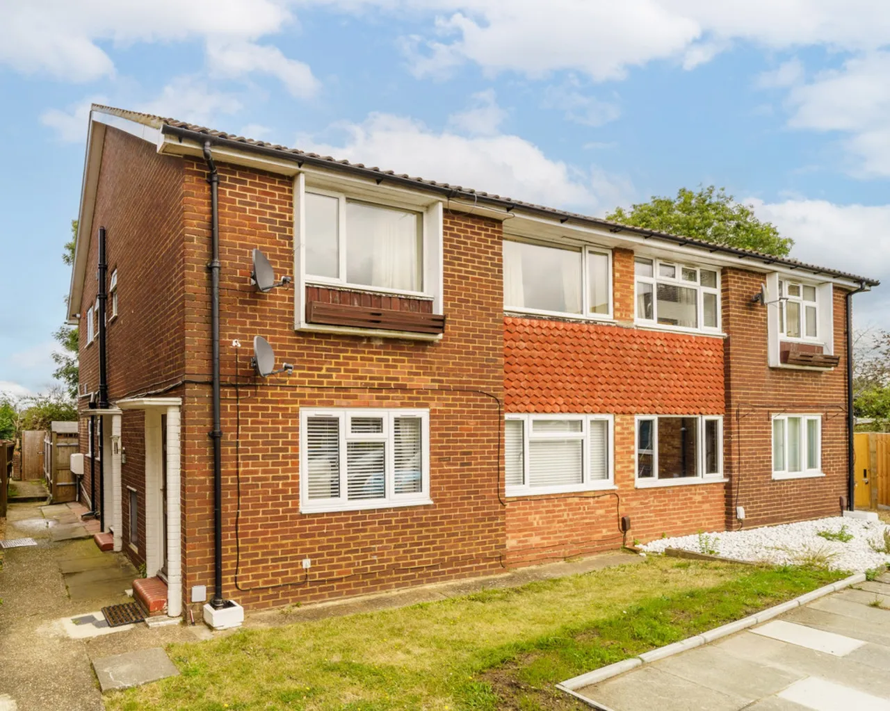 2 bed flat for sale, Warren Road, Ashford