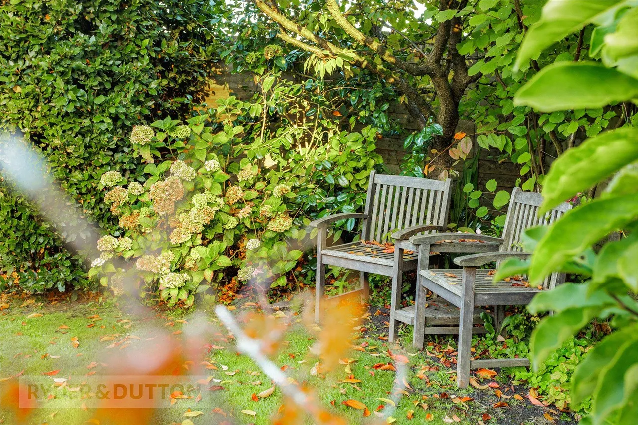 Gawsworth Close, Hadfield, SK13, photo 25