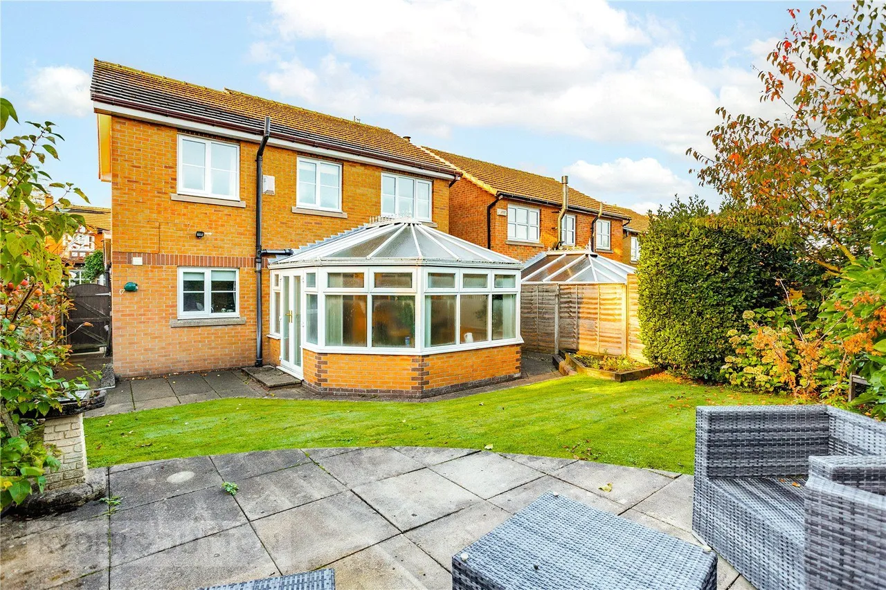 Gawsworth Close, Hadfield, SK13, photo 26