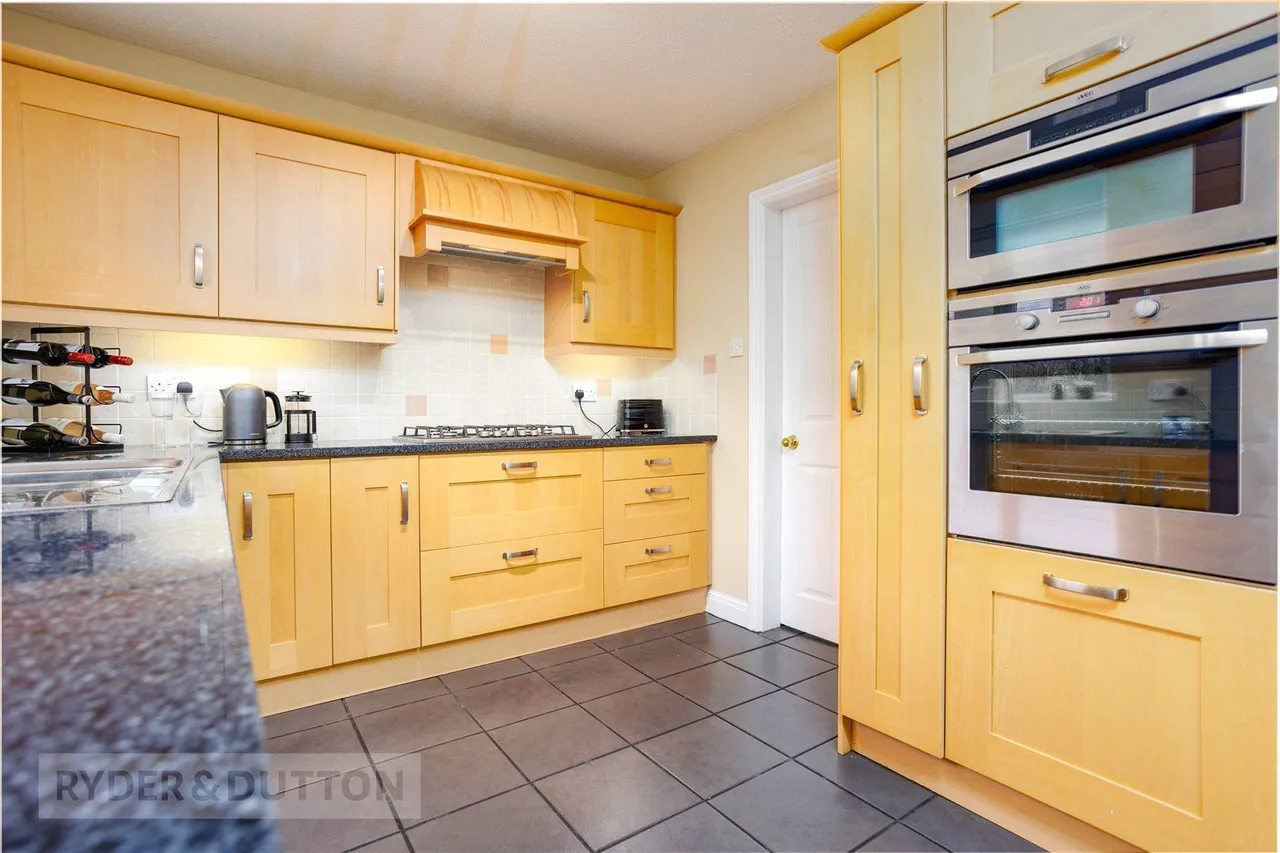 Gawsworth Close, Hadfield, SK13, photo 9