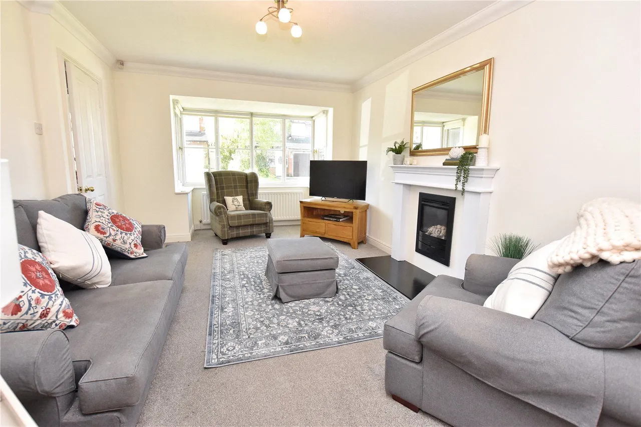 Gawsworth Close, Hadfield, SK13, photo 5