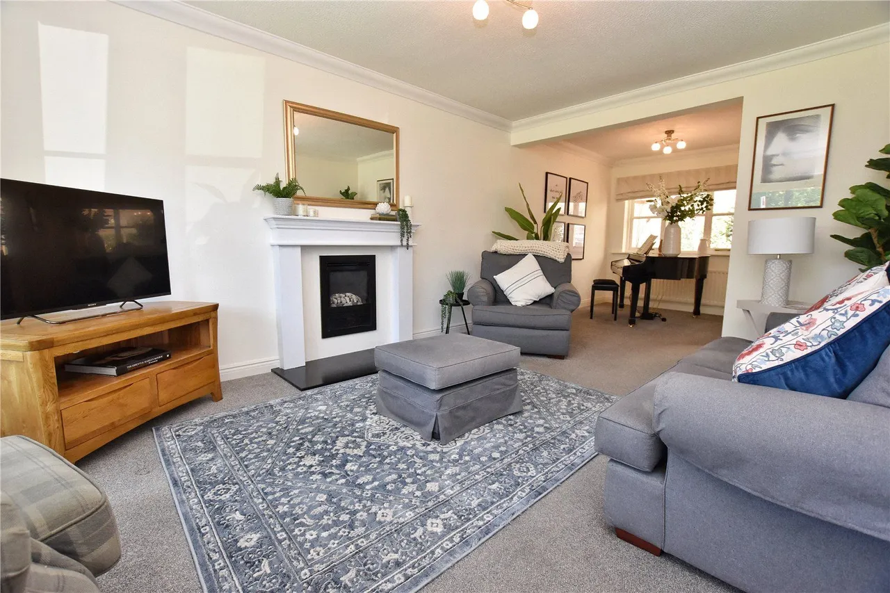 Gawsworth Close, Hadfield, SK13, photo 4