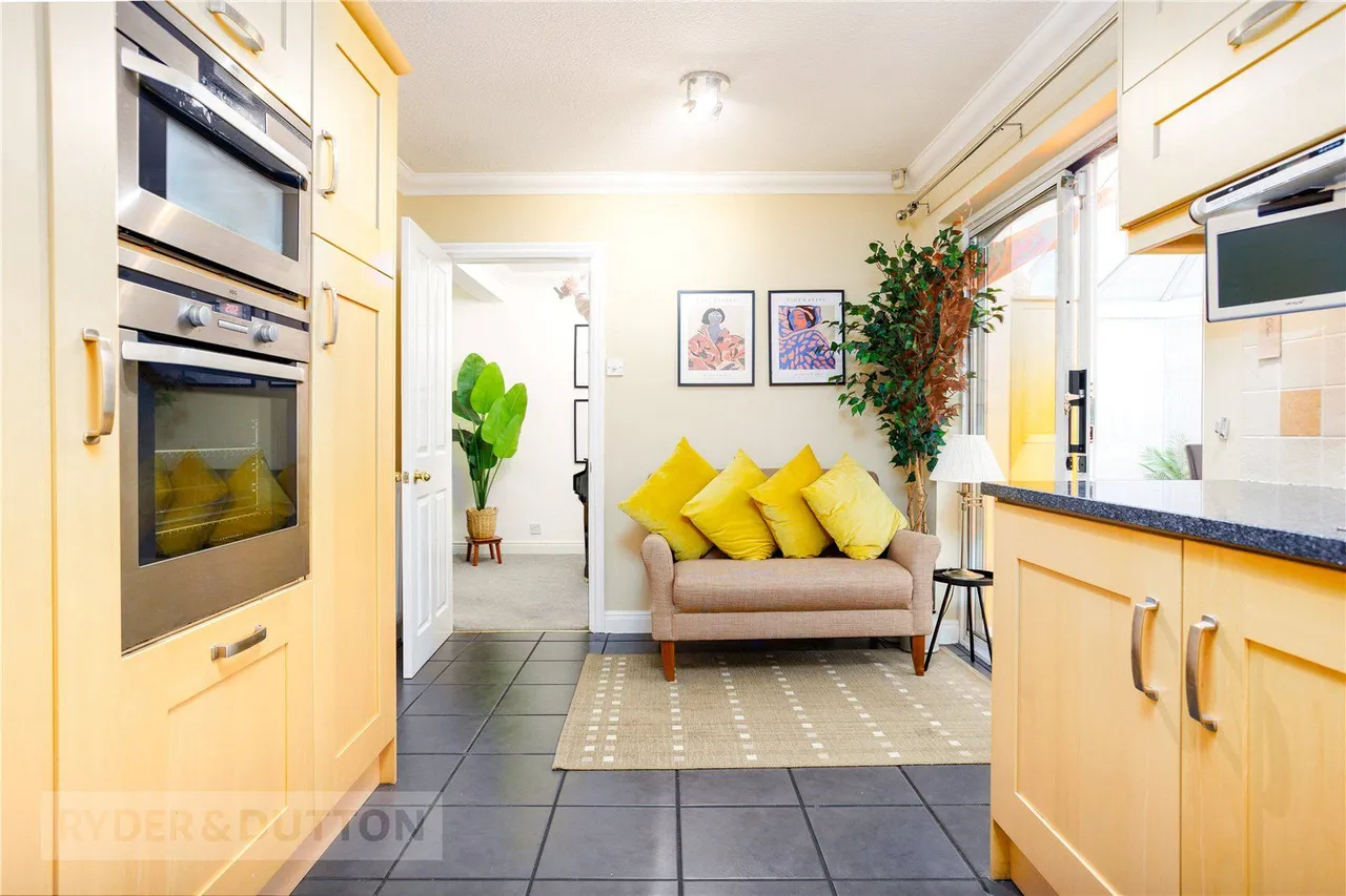 Gawsworth Close, Hadfield, SK13, photo 10