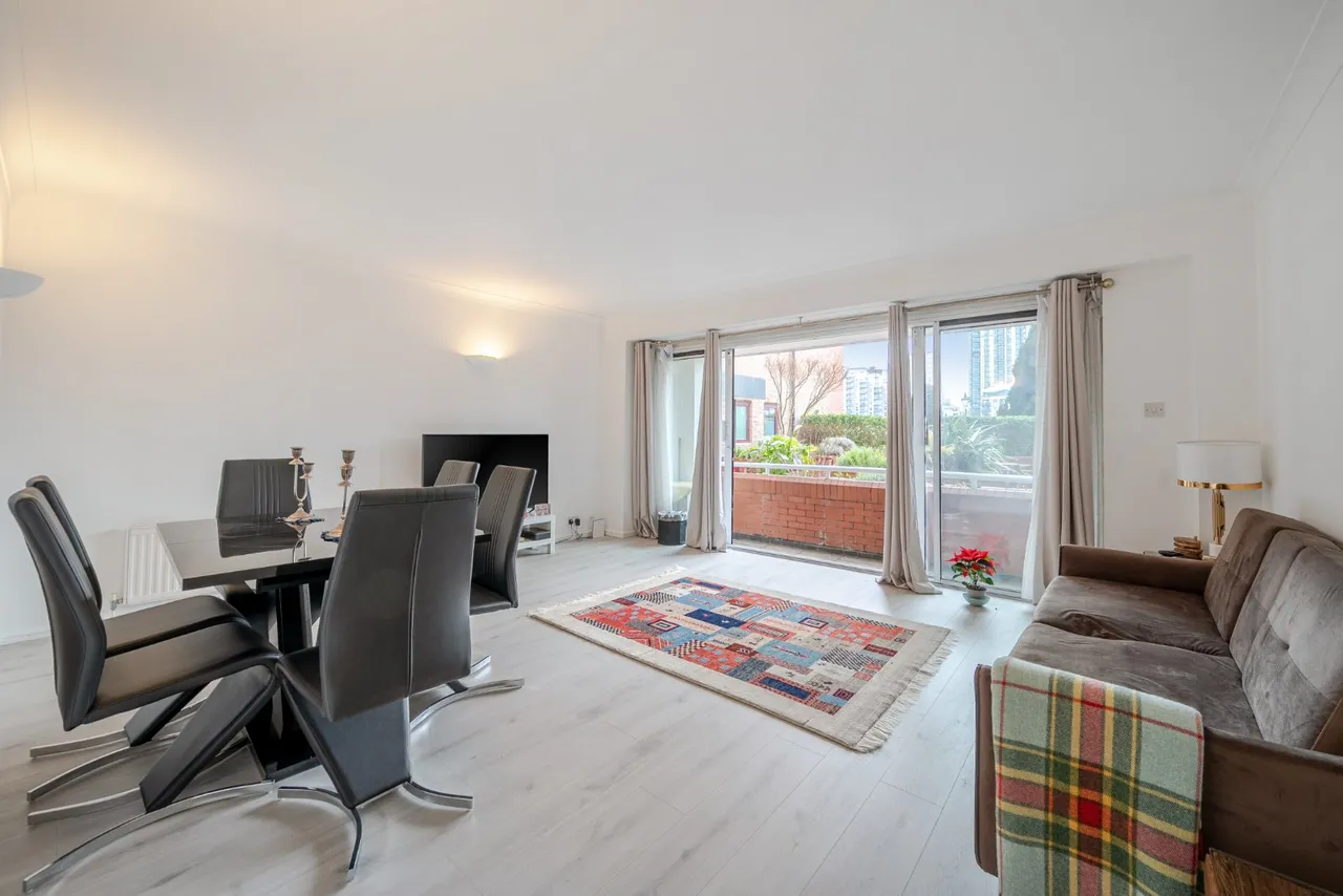 2 bed flat for sale, William Morris Way, Fulham, SW6