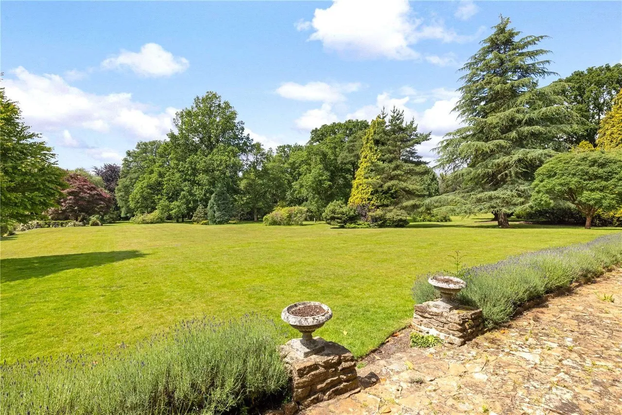 Priors Hatch Lane, Hurtmore, Godalming, Surrey, GU7 2RJ, photo 5