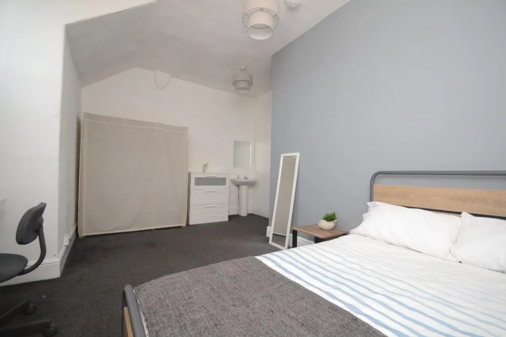 Argyle Avenue, Victoria Park, M14, photo 4